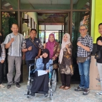 Aulia Rahma saat menerima bantuan kursi roda dari Dinas Sosial Jawa Timur