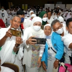 Gubernur Jatim Khofifah Indar Parawansa foto bersama para CJH yang hendak berangkat ke tanah suci.