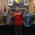 Direktur Jenderal HAM Dr. Dhahana Putra (tengah) usai meninjau Ruang Ramah HAM Kantor Imigrasi Malang.