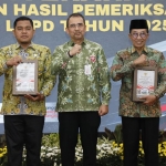 Bupati Pamekasan KH. Kholilurrahman saat menerima penghargaan opini WTP dari BPK RI.