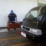 KROSCEK : Salah seorang petugas Uji KIR di kantor UPTD Dishub Sumenep, saat mengkroscek kendaraan dalam proses uji KIR. (foto: faisal/BANGSAONLINE)
