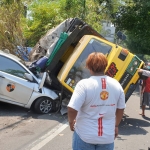 Kondisi truk dan taksi usai terlibat kecelakaan di Jalan Raya Letjend Sutoyo, Medaeng, Kecamatan Waru, Sidoarjo, Kamis (30/9). 