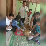 Jenazah korban dilakukan pemeriksaan oleh tim medis.