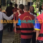 Beberapa terdakwa saat digiring memasuki ruang sidang di PN Kabupaten Kediri. Foto: MUJI HARJITA/BANGSAONLINE