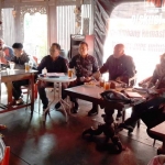 Suasana diskusi publik soal JIIPE yang digelar LSM Forkot di Kafe Deloji GKB. foto: SYUHUD/ BANGSAONLINE
