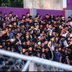 Suporter Persik saat memberi dukungan Tim kesayangannya di Stadion Brawijaya Kota Kediri. (Ist). 