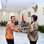 Menteri LHK Siti Nurbaya menyerahkan penghargan kepada Direktur Produksi PG I Ketut Rusnaya. 