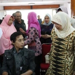 Bupati Kediri Haryanti Sutrisno saat mengajak dialog para penyandang disabilitas di Pendopo Kabupaten Kediri.

