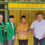 Ketua PC GP Ansor Kabupaten Kediri, Gus Rizmi Haitami Azizi (nomor 2 dari kiri), saat menerima bantuan rombong dari anggota Komisi VI DPR RI, Muhammad Sarmuji (nomor 3 dari kiri). Foto: Ist