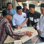 Calon Bupati Mojokerto, Muhammad Al Barra atau yang akrab disapa Gus Barra, saat menyapa pedagang di Pasar Tangunan.