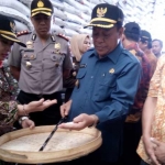 Bupati Fadeli saat meninjau gudang Bulog