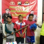 Tiga pemuda yang nekat mencuri tiang telkom saat di kantor  Polsek Wonoayu, Sidoarjo.