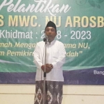 KH. Jamhuri, Wakil Ketua Tanfidziah MWC NU Arosbaya dalam sambutannya usai dilantik. foto FAUZI/ BANGSAONLINE