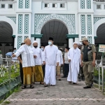 Gus Ipul saat bertemu dengan kiai-kiai di Masjid Jami
