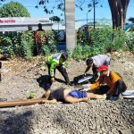warga asal Tulang Bawang, Lampung, terserempet Kereta Api (KA) Jayabaya saat hendak menyebrang rel di perlintasan KA wilayah Desa Sruni, Kecamatan Gedangan, Sidoarjo. (Its)
