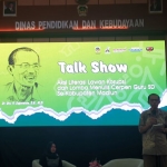 Suprawoto saat menjadi pembicara Talk Show. Foto: Hendro Suhartono/BANGSAONLINE