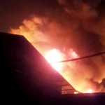 Kebakaran hebat dialami pabrik prastik di Wonoayu, tadi malam (Minggu, 22/12/2019) .