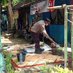 Petugas saat melakukan olah TKP di pertigaan Manunggal selatan, Kelurahan Gedongombo, Kecamatan Semanding, Kabupaten Tuban.