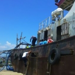 Kapal yang terdampar dan mengganggu aktivitas nelayan.