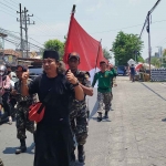 Banser saat membawa bendera merah putih sepanjang 300 meter di Jombang.