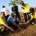 Penanaman pohon oleh Sekda Kota Probolinggo, Jhony Haryanto. foto: andi/BANGSAONLINE