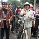 Bupati Blitar Rijanto (tengah) saat mengikuti gowes nusantara. foto: AKINA/ BANGSAONLINE