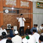 Wabup Pungkasiadi sedang memberi sambutan pada acara safari ramadan di masjid Al-Falah, Gondang. 