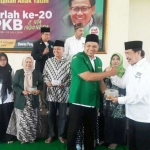TASYAKURAN: Ketua LPP DPC PKB Sidoarjo H Nur Ahmad Syaifuddin memberikan tumpeng mini kepada Bacaleg H Rizza Ali Faizin saat tasyakuran Harlah ke-20 PKB, Kamis (26/7). foto: ist