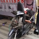 Teknisi Polsek Bubutan saat memasangkan alarm anti maling ke motor warga