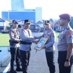 Kapolda Jatim, Irjen Pol Nanang Avianto, saat memberi penghargaan kepada salah satu personel.