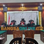 Terdakwa pembunuhan satu keluarga di Dusun Gondanglegi, Desa Pandantoyo, Kecamatan Ngancar, Kabupaten Kediri, saat mengikuti sidang. Foto: MUJI HARJITA/BANGSAONLINE