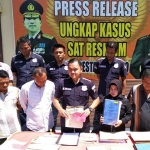 ?Lima Tersangka Korupsi Jalur Ekstrem saat digelar rilis oleh Polresta Sidoarjo.