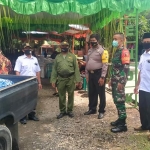 Anggota Koramil 12/Mantingan Kodim 0805/Ngawi, Serda Sigit (dua dari kanan) saat meninjau acara hajatan salah satu warga.