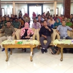 Wakil Bupati Kartika Hidayati bersama Ketua PWI Jatim Ainur Rochim dan Rizki Daniarto, Praktisi Kehumasan.