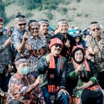 Wakil Bupati Pamekasan RB Fattah Jasin bersama beberapa kepala OPD dan 13 camat se-Kabupaten Pamekasan menghadiri acara Gebyar Batik Pamekasan di Gunung Bromo yang juga dihadiri Wakil Wali Kota Malang.