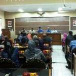 AUDIENSI. :enjabat (Pj) Bupati Sidoarjo Jonathan Yudyanto bersama warga dalam PAT ketika audiensi foto: catur andy /BANGSAONLINE