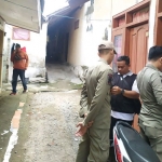 Petugas Satpol PP Kota Kediri saat mendatangi kamar kos yang di dalamnya terdapat pasangan bukan suami istri. (foto: ist)