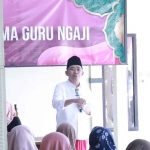 Bupati Jember saat memberi sambutan di hadapan guru ngaji.