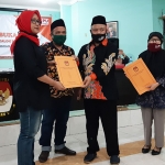 PENYERAHAN: Tim Agung-Hariyadi menerima hasil vervak dukungan calon perseorangan dari KPU Sidoarjo, Senin (20/7). foto: MUSTAIN/ BANGSAONLINE