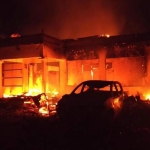 Kondisi Mapolsek Tambelangan saat dibakar massa. foto: minews