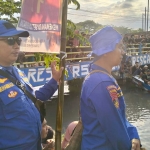 Petugas Satpolairud Polresta Sidoarjo dan Polsek Candi siaga menjaga keamanan dan ketertiban dalam tradisi nyadran di Desa Balongdowo.