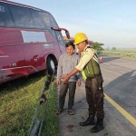 Kondisi Bus pariwisata saat terperosok di tol jomo.