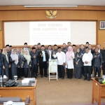 Ketua DPRD Gresik M Syahrul Munir bersama Bupati Fandi Akhmad Yani, Wakil Ketua dan anggota DPRD serta jajaran Baznas usai MoU dan penyaluran infak. FOTO: ist.