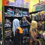 Waktunya toko busana muslim panen.foto:suwandi/BANGSAONLINE