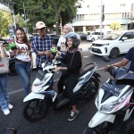 Komisioner KPU Jatim Divisi Sosdiklih dan Parmas, Nur Salam, saat sosialisasi tahapan Pilkada 2024 kepada pengendara sepeda motor di Surabaya. Foto: Ist