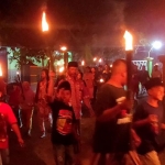 Peserta takbir keliling dengan menenteng obor saat menyambut Hari Raya Idul Adha di Masjid Al-Mubarok, Wates, Kabupaten Kediri. Foto: Ist