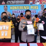 Kapolresta Sidoarjo, Kombes Pol Kusumo Wahyu Bintoro, saat konferensi pers terkait pengedar sabu jaringan Bali.