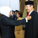 Gubernur Jatim, Khofifah Indar Parawansa menyematkan Anugerah Tanda Kehormatan Satyalancana Karya Satya dari Presiden RI kepada Kadishub Jatim, Fattah Jasin atas pengabdiannya kepada bangsa dan negara. foto: ist