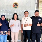 Humas Kantah Kabupaten Pasuruan, Yuli Hartini (tengah), saat foto bersama. 