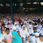 Para ibu-ibu Muslimat NU antusias mengikuti istighotsah dan mendengarkan taushiyah Dr KH Asep Saifuddin Chalim di Banjar Sugihan, Tandes, Surabaya, Selasa (11/9/2018). Foto: bangsaonline.com